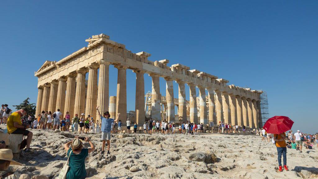 Turistas haciéndose fotos en el Partenón de Atenas. 