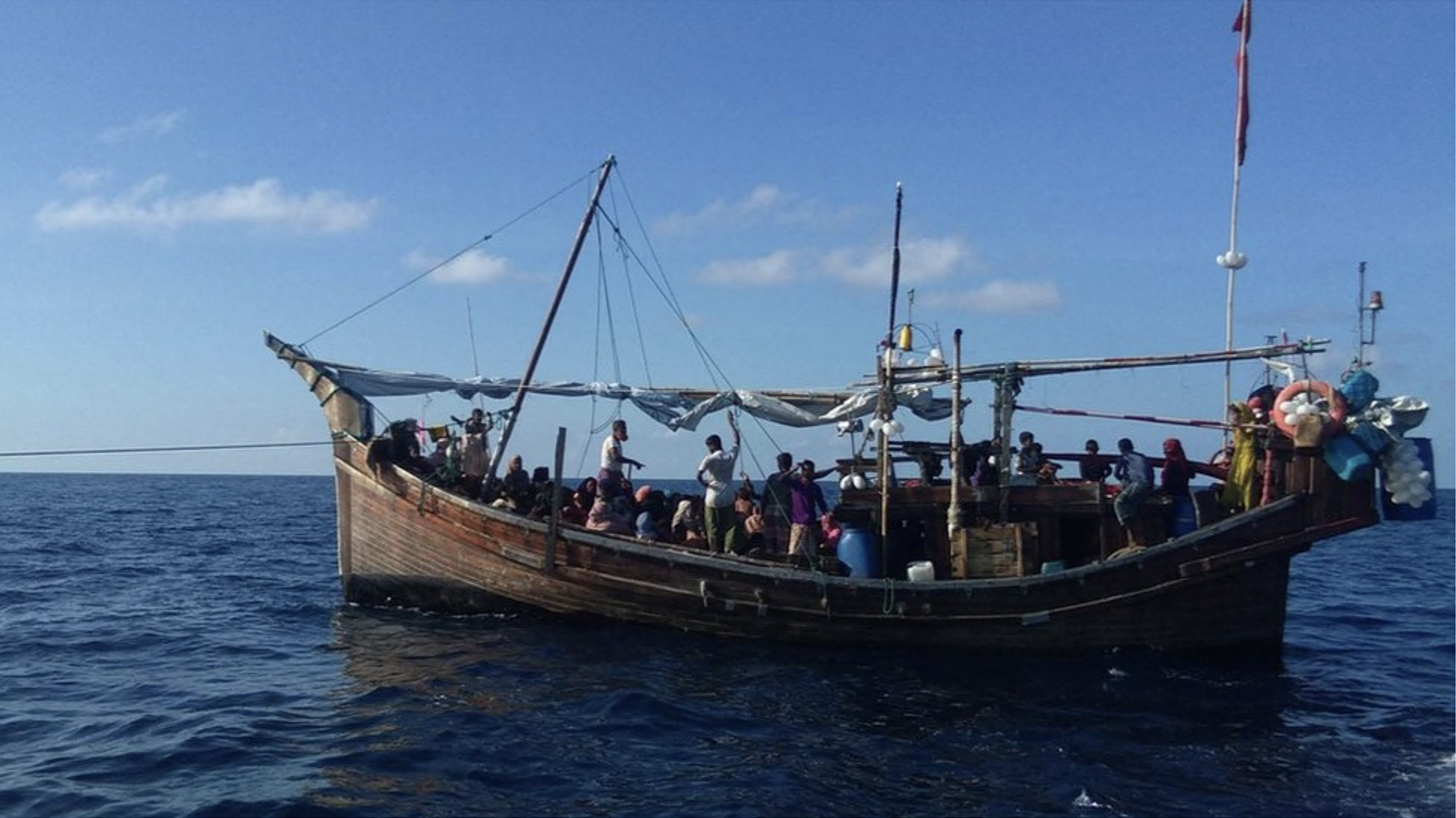 Kapal yang mengangkut pengungsi Rohingya di dekat wilayah pesisir Indonesia
