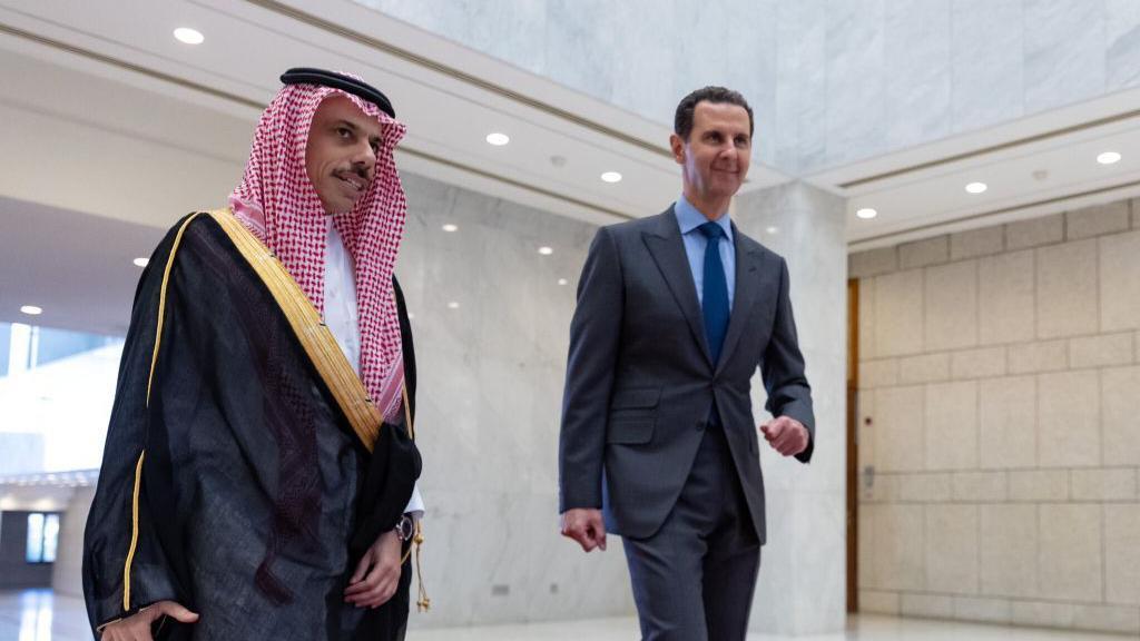 Faisal bin Farhan Al Saud, ministro das Relações Exteriores da Arábia Saudita, caminhando ao lado de Bashar al-Assad, em 18 de abril de 2023 em Damasco