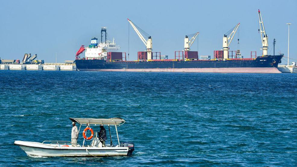 Grande navio no mar