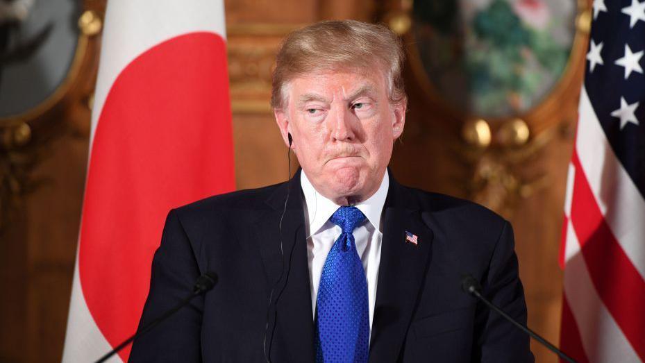 Donald Trump y la bandera de Japon