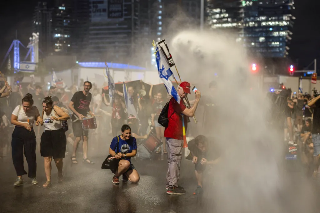 Manifestantes contra o governo israelense protestam na rua