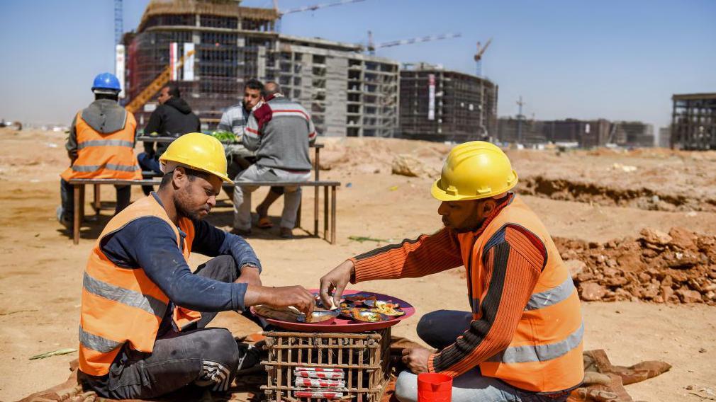 عمال بناء في مصر. أرشيف