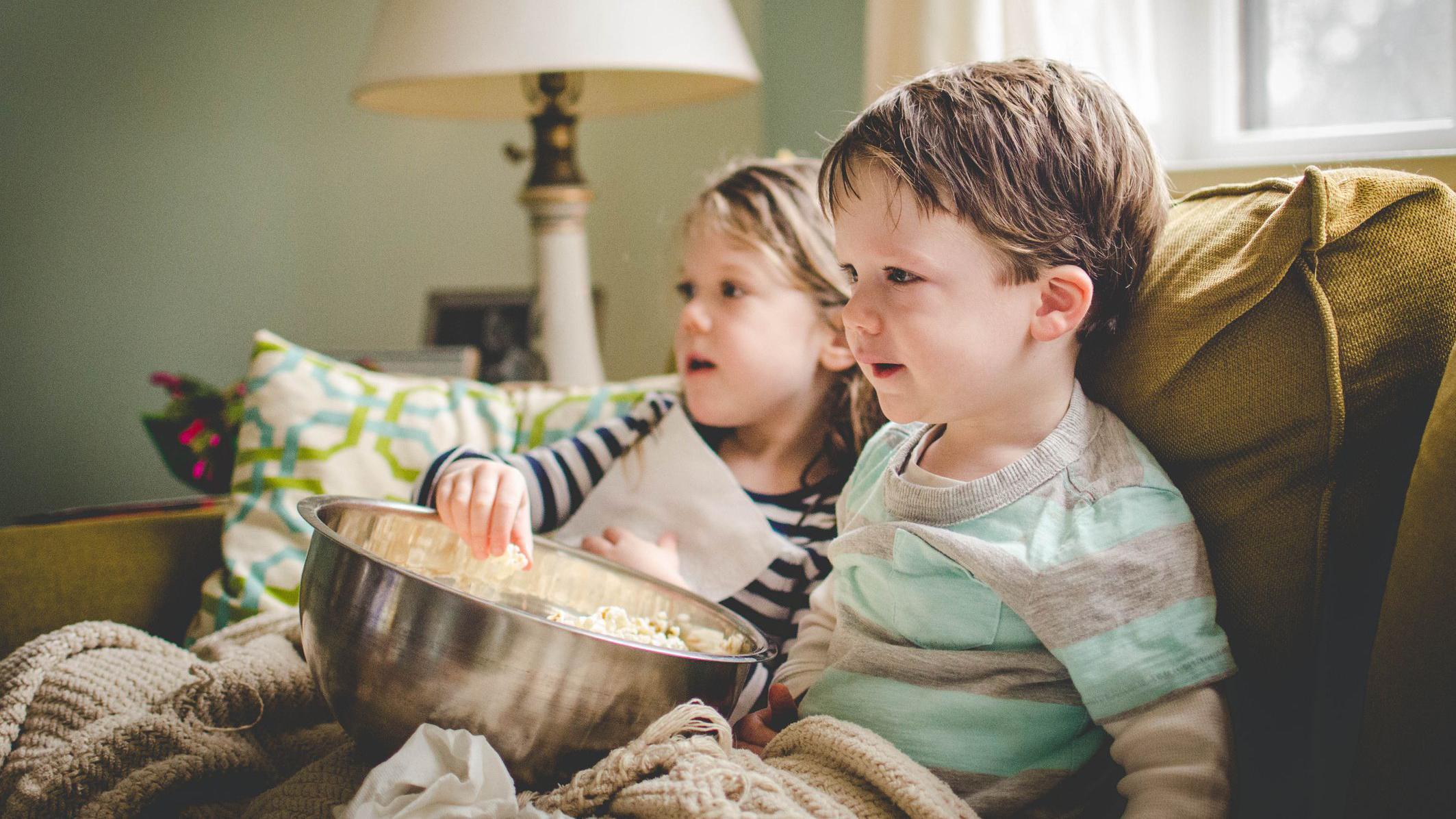 Niños mirando la TV