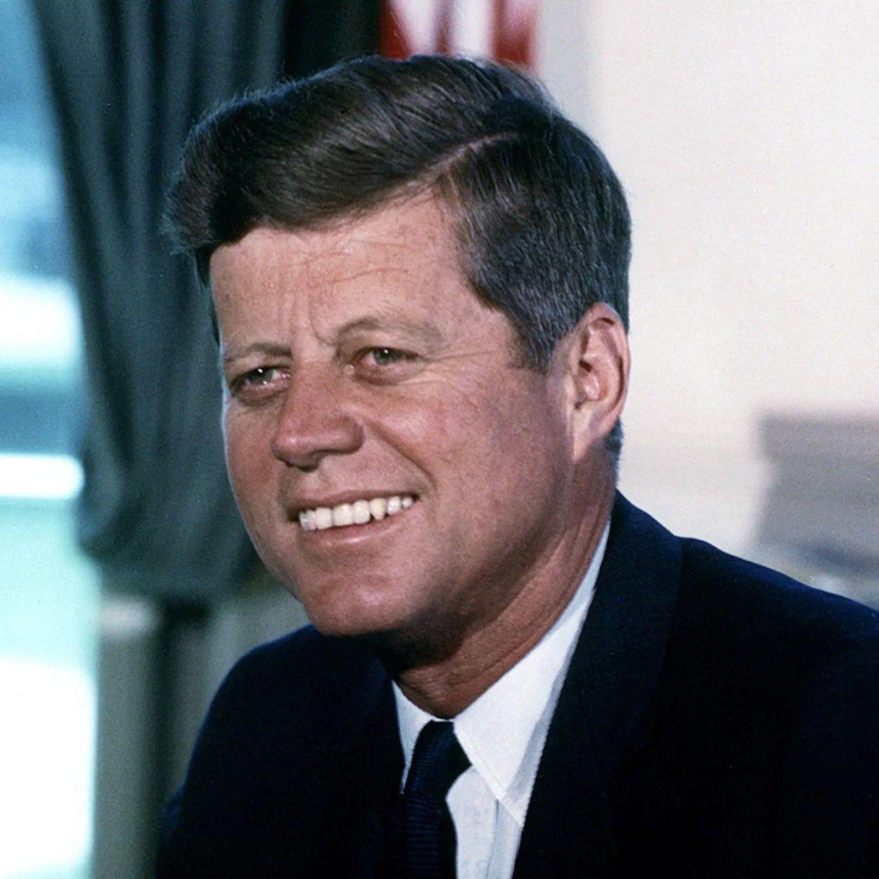 John F. Kennedy vestindo terno em retrato oficial presidencial