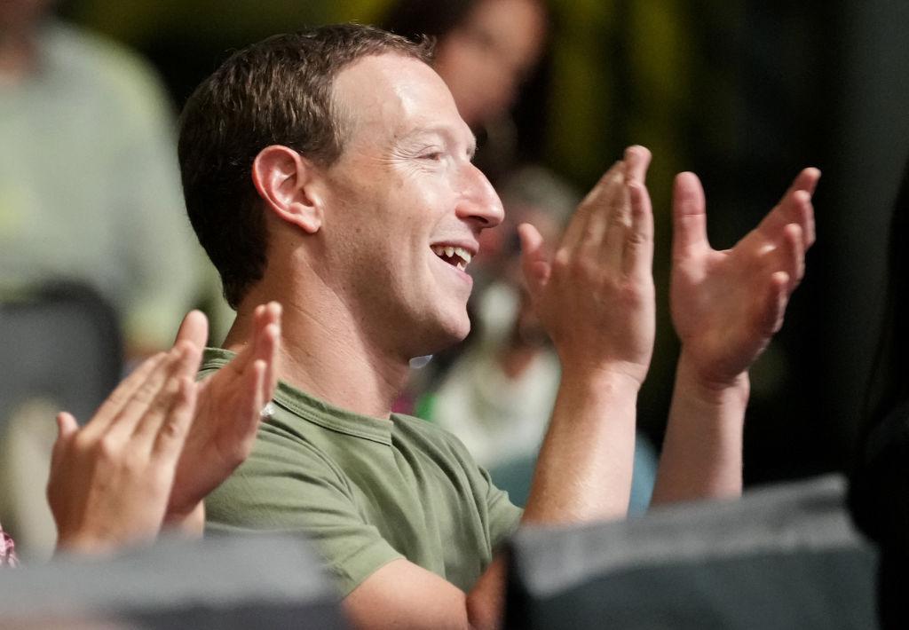 Retrato del fundador de Facebook, Mark Zuckerberg, aplaudiendo.