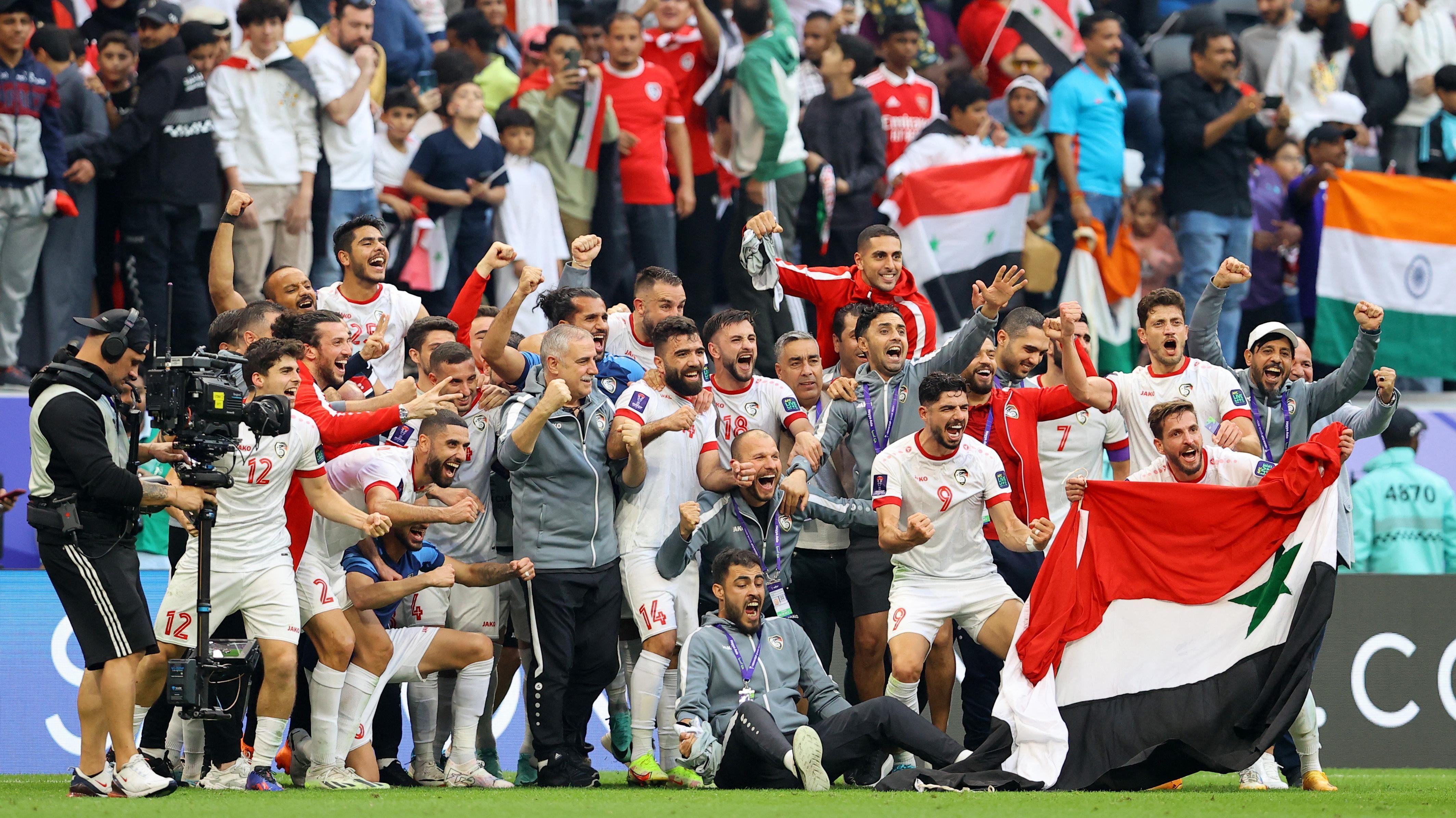 احتفال المنتخب السوري بتأهله للمرة الأولى للدور الثاني في كأس آسيا
