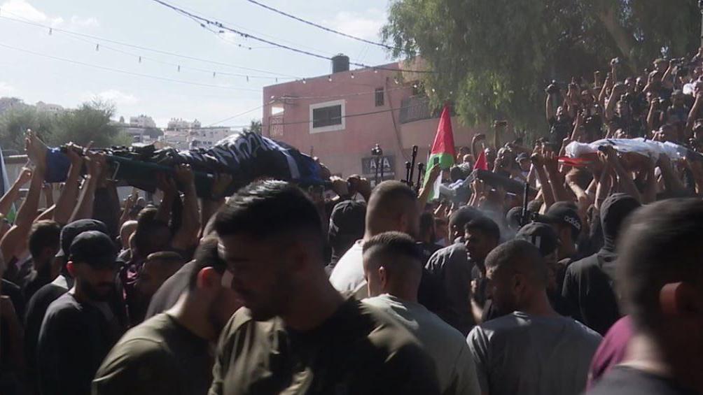 حشود تشيع جثامين 11 مسلحاً قتلوا في مخيم جنين