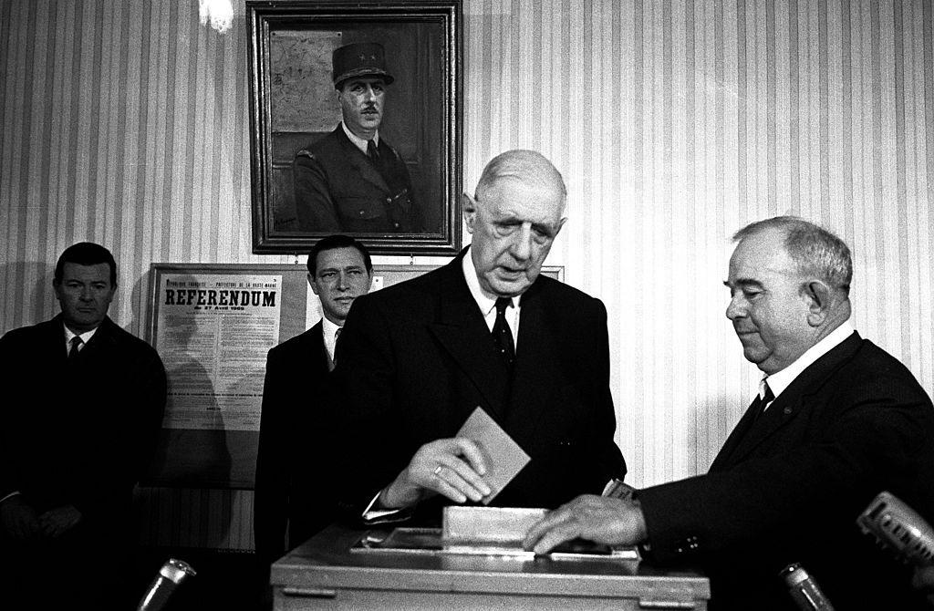  Charles de Gaulle deposita su voto