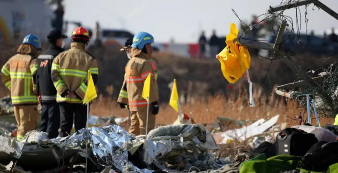 Autoridades trabalham em meio aos destroços do voo Boeing 737-800