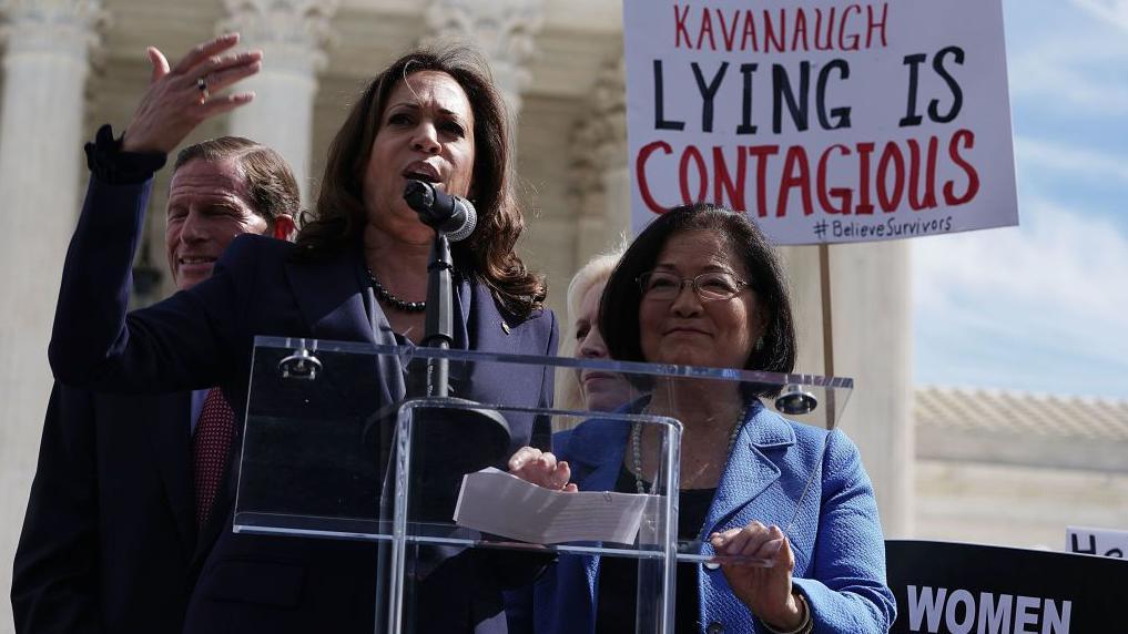 Kamala Harris e outros senadores durante um ato de protesto contra Brett Kavanaugh em 2018