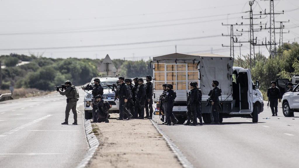Un grupo de militares israelíes cortan una carretera