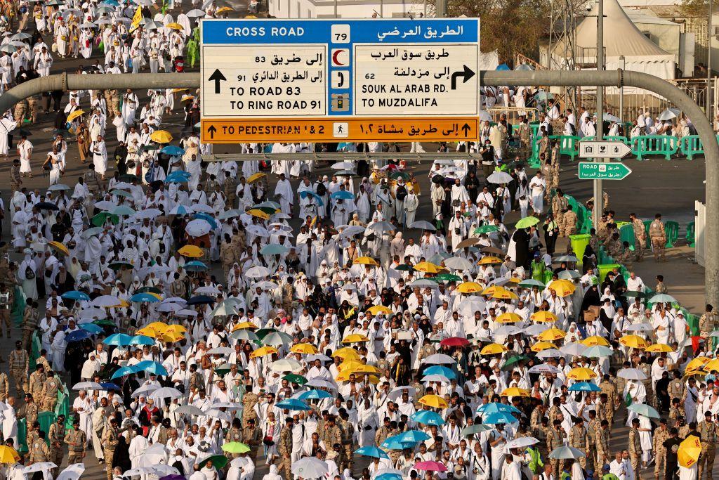 حجاج مسلمون يشقون طريقهم نحو جبل عرفات خلال ذروة الحج في 15 يونيو/حزيران 2024.