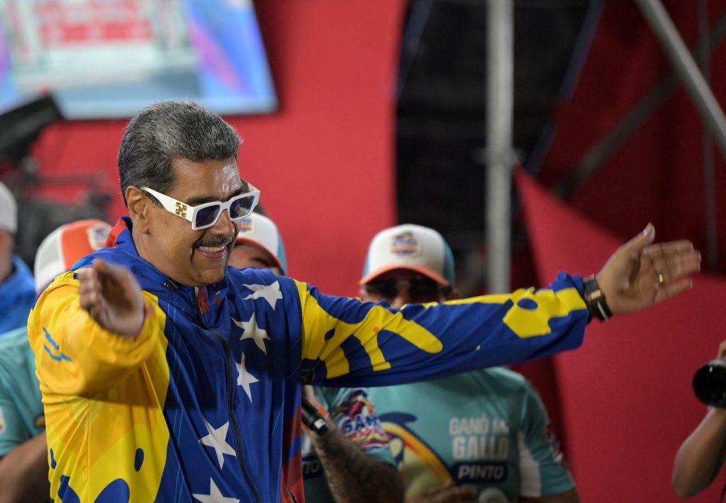 Maduro celebrando