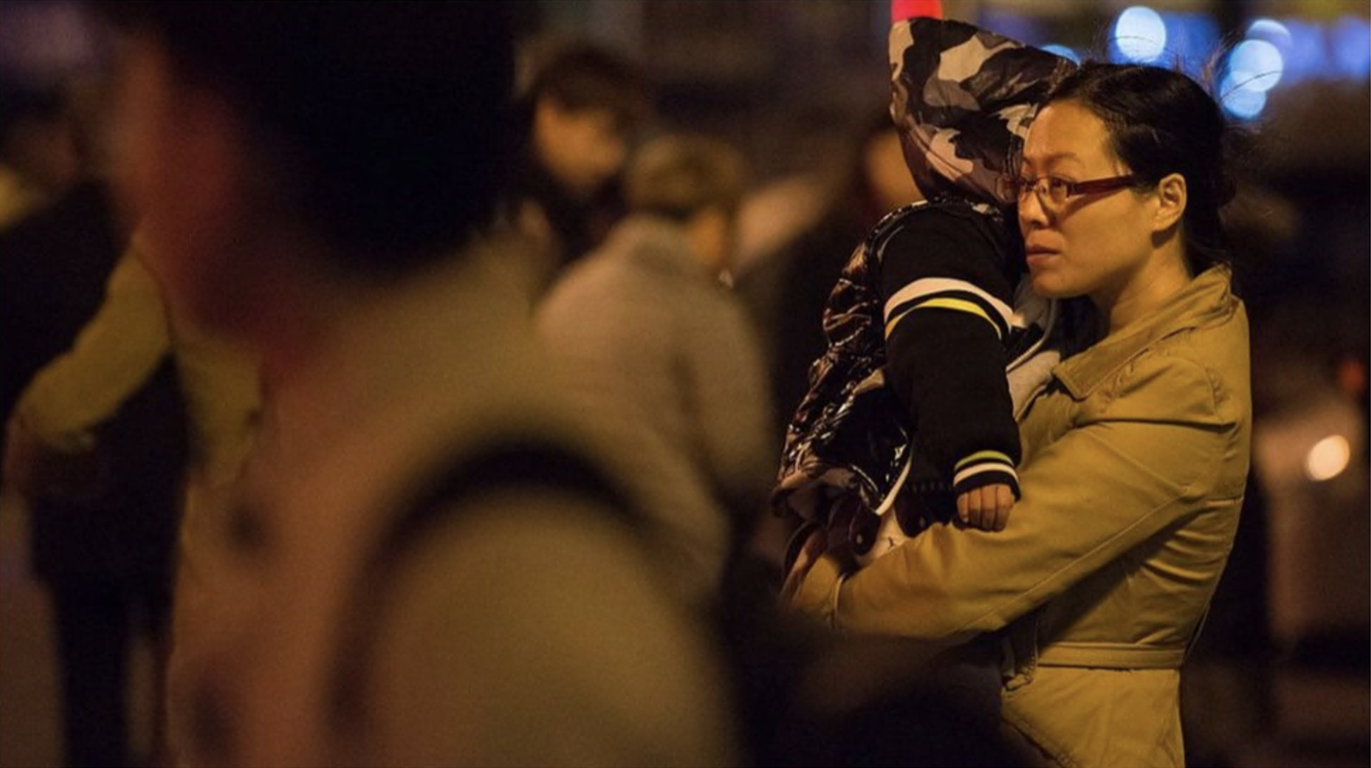 Mulher chinesa segurando bebê no colo
