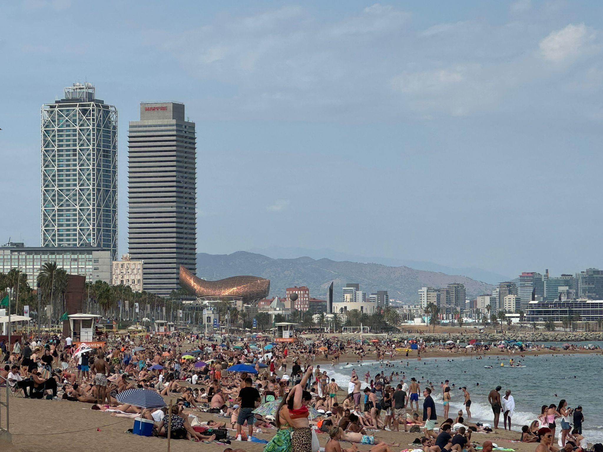 Praia cheia em Barcelona