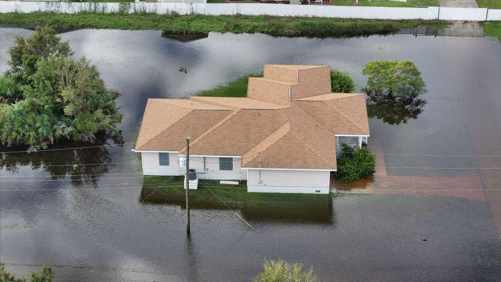 Una casa en medio de una inundación en Punta Gorda