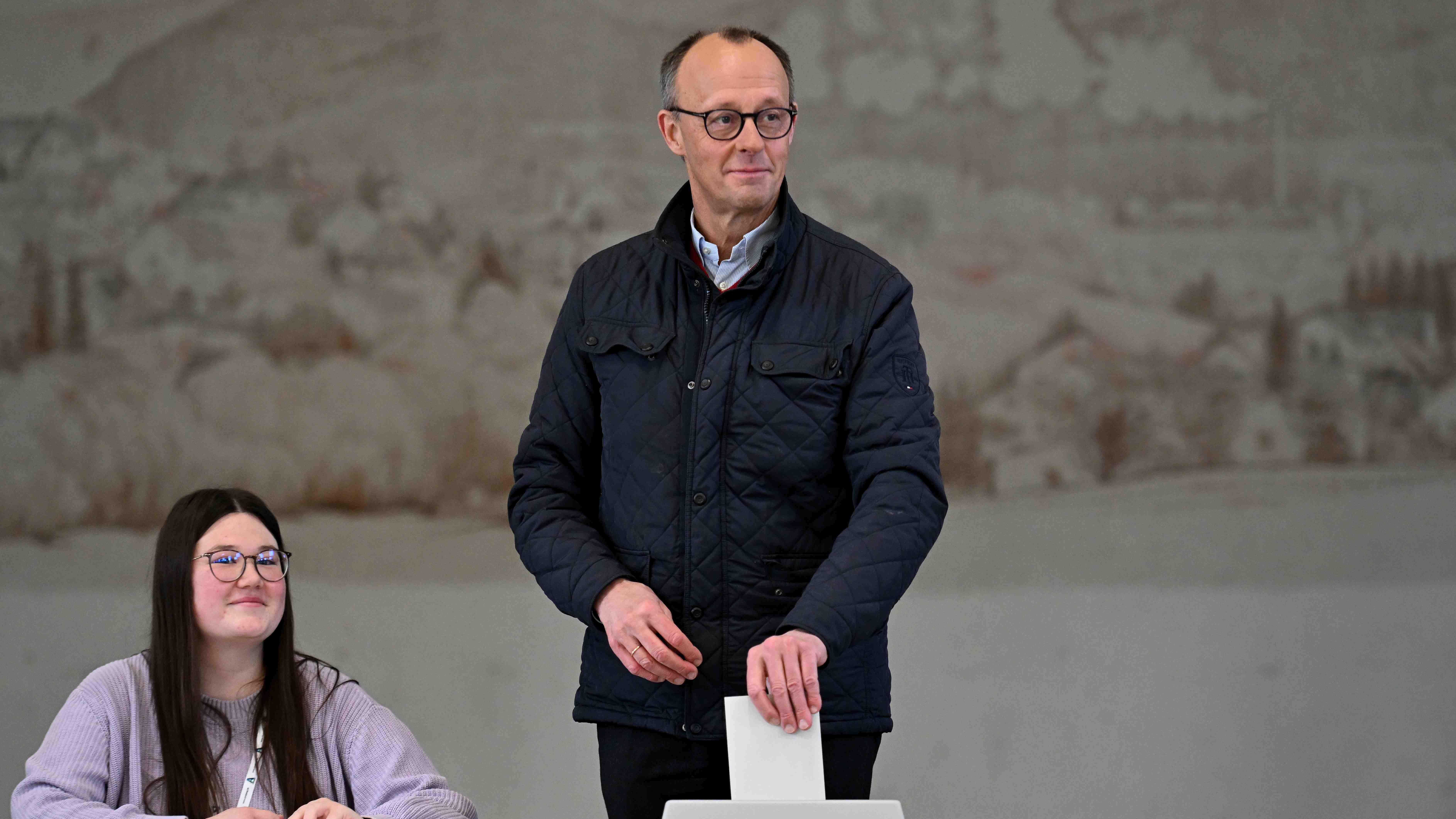 Friedrich Merz deposita voto na urna