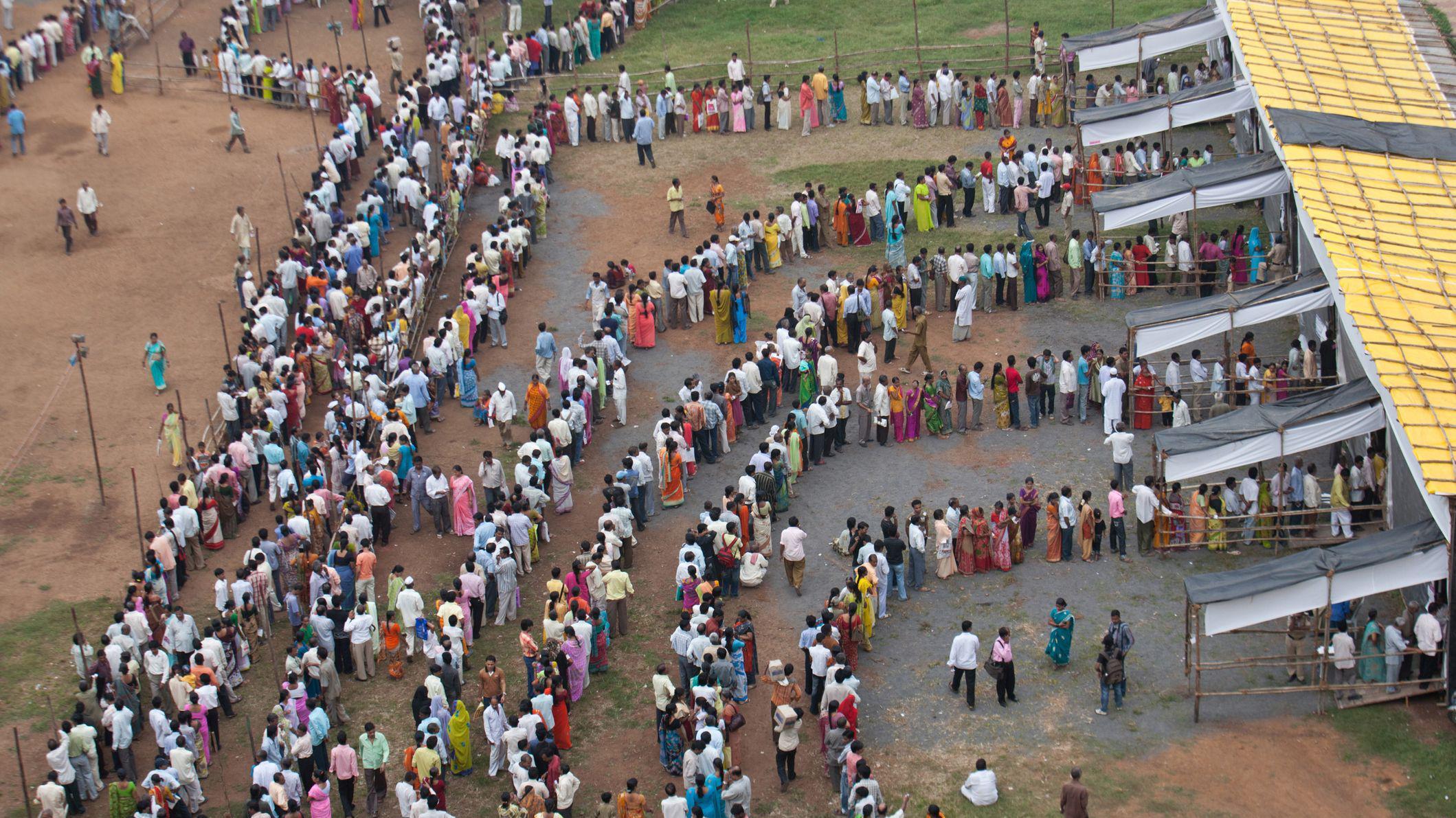 Eleitores em fila de local de votação em Mumbai, Índia