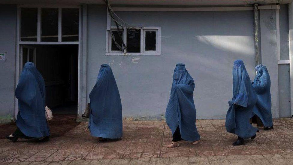 نساء في أفغانستان يرتدين البرقع