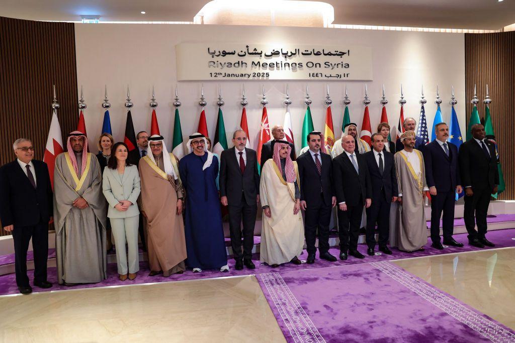 وزير الخارجية السعودي فيصل بن فرحان يستضيف اجتماعًا لكبار الدبلوماسيين من الشرق الأوسط وأوروبا لمناقشة سوريا، ويلتقط صورة مع المشاركين في الرياض في 12 يناير 2025.