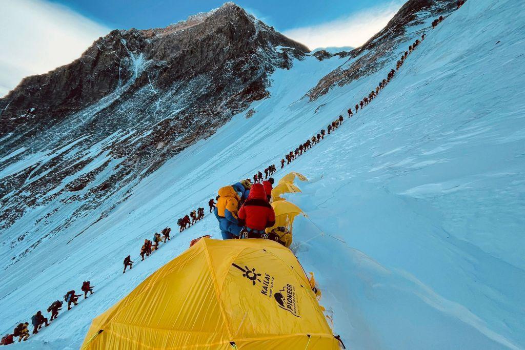 Esta fotografia tirada em 31 de maio de 2021 mostra montanhistas alinhados enquanto escalam uma encosta durante sua subida ao cume do Monte Everest (8.848,86 metros), no Nepal