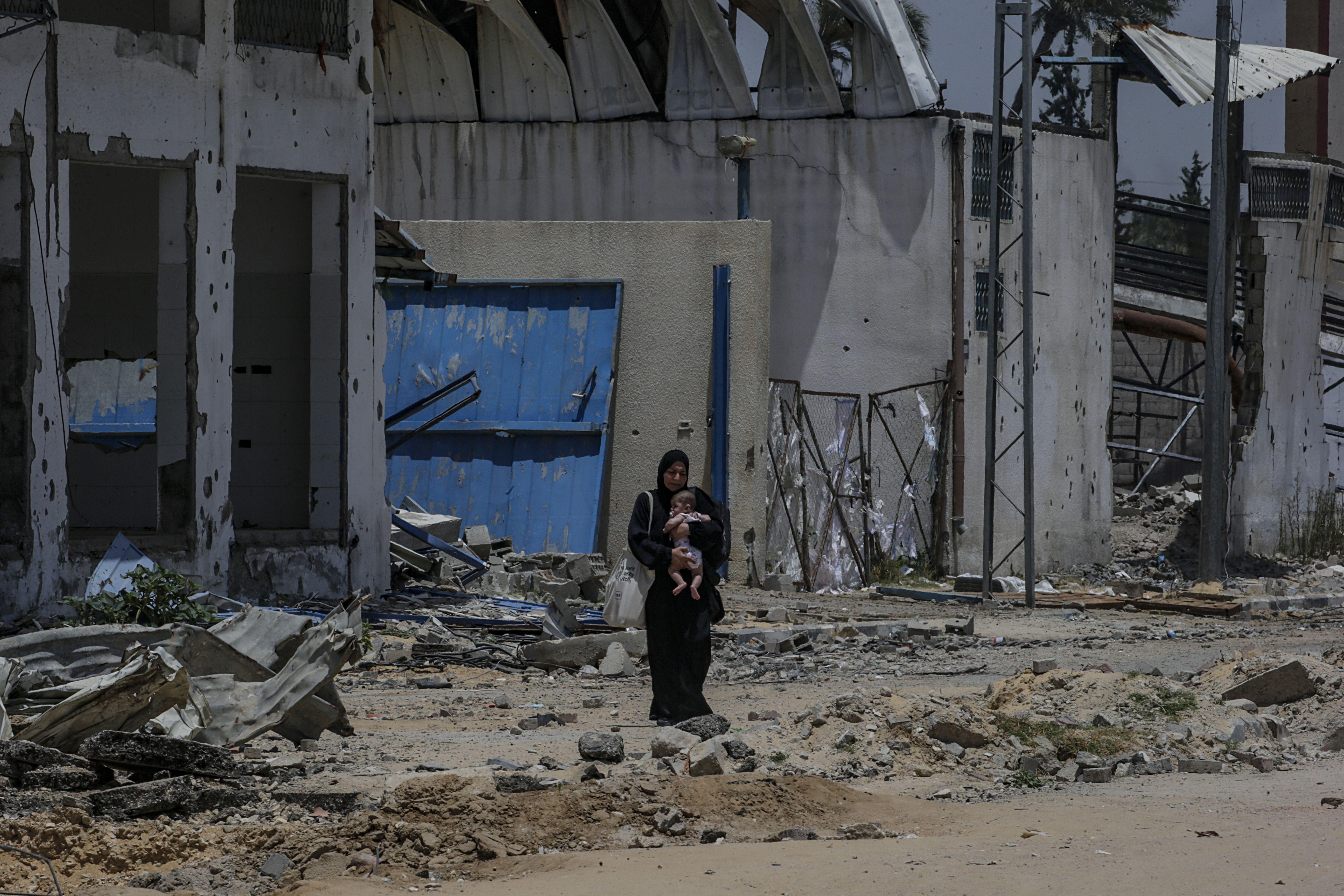 Área destruída próxima do campo de refugiados de Nuseirat