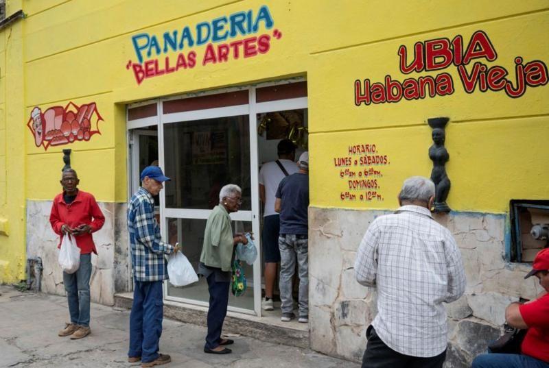 Pessoas negras idosas em uma fila de padaria