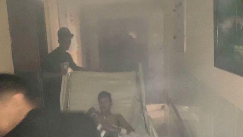 Corredores do hospital Al Shifa cheios de fumaça após ataque de Israel