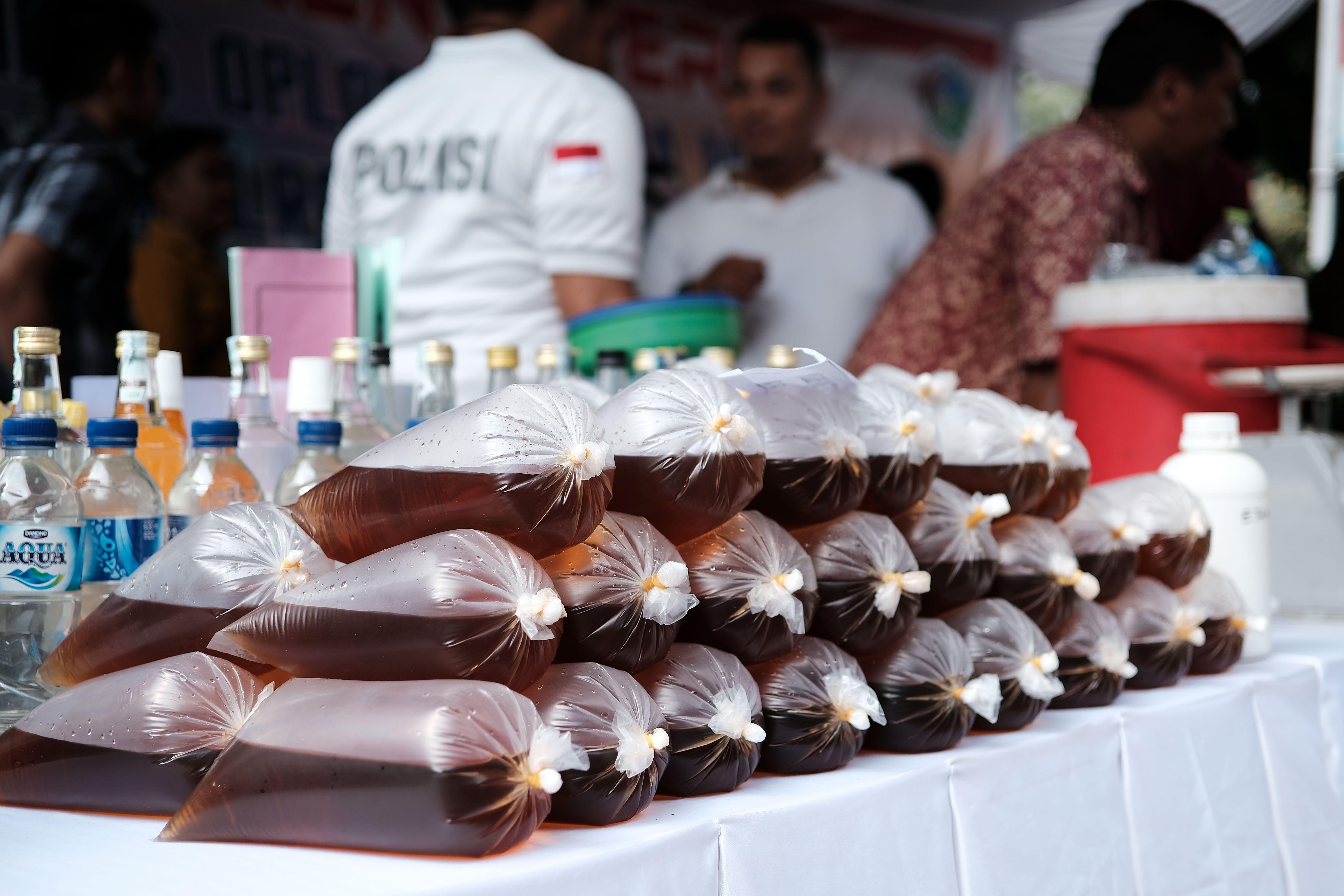 Bolsas confiscadas llenas de alcohol ilícito