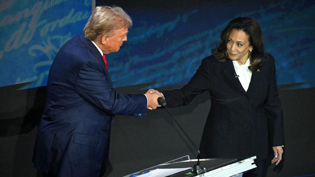 Donald Trump e Kamala Harris apertam as mãos antes do debate.