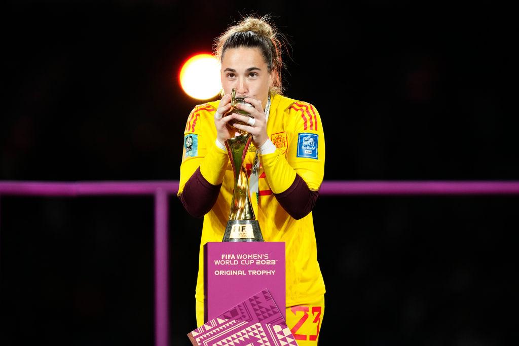 Catalina Coll besa el trofeo en la final del partido luego de ganarle a Inglaterra