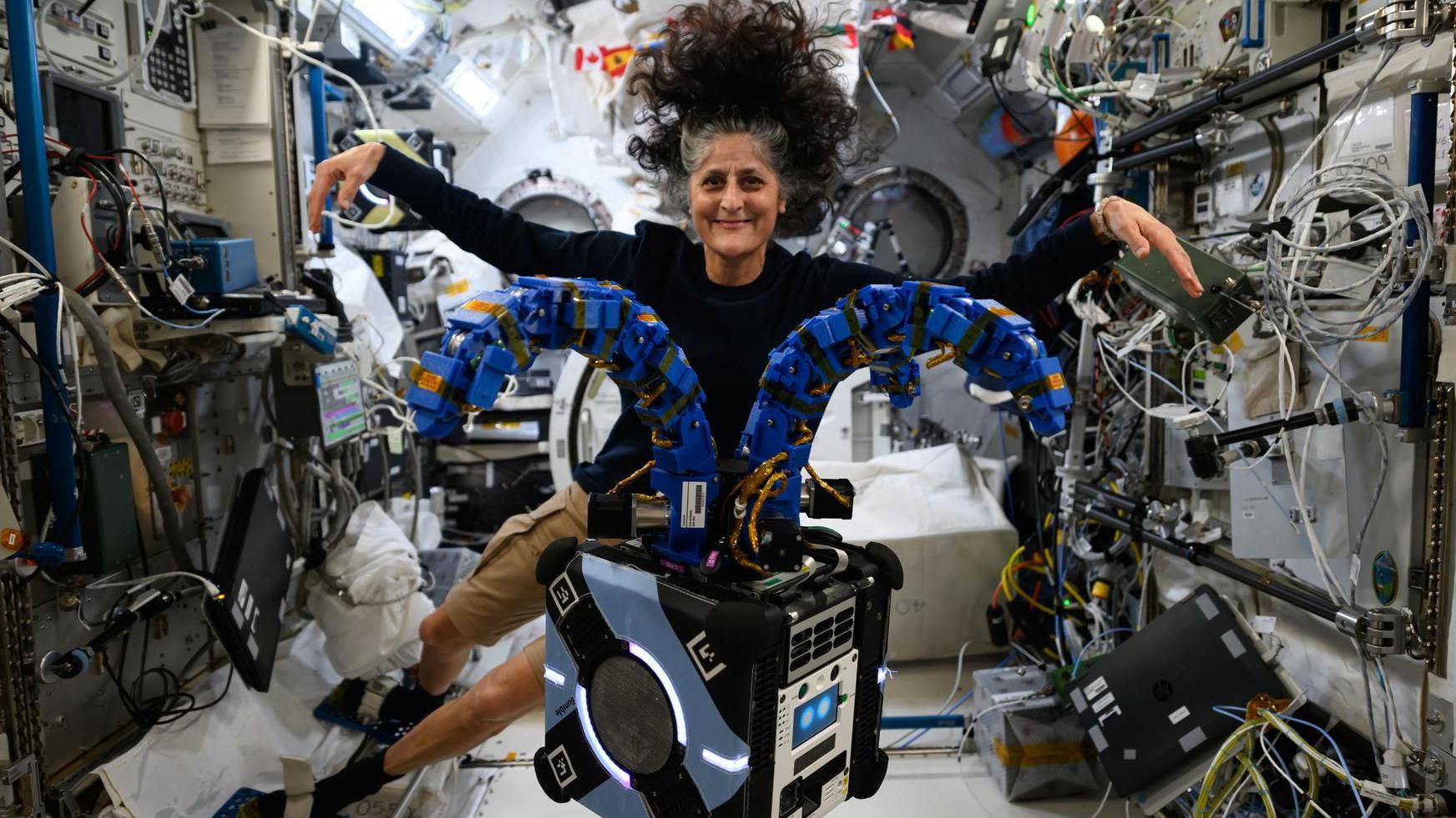 Suni Williams flotando en la Estación Espacial Internacional 