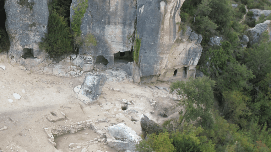 Vista aérea de la zona excavada en el asentamiento altomedieval de Las Gobas (Condado de Treviño, España).