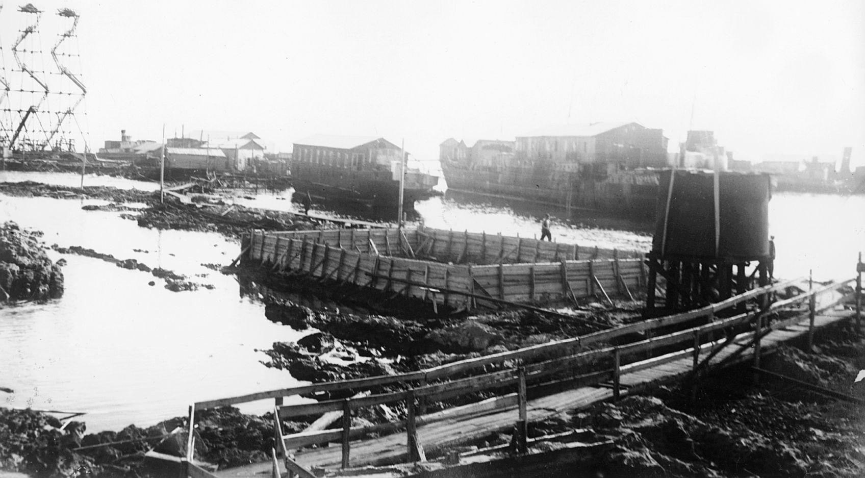 Foto en blanco y negro de las primeras construcciones de la isla de Neft Dashlari.