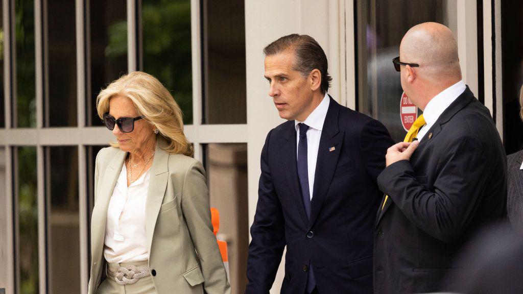 Hunter Biden, putra Presiden AS Joe Biden, berjalan bersama Ibu Negara AS, Jill Biden (kiri), s