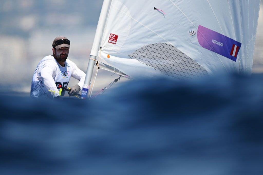 Peschiera maneja un velero. 