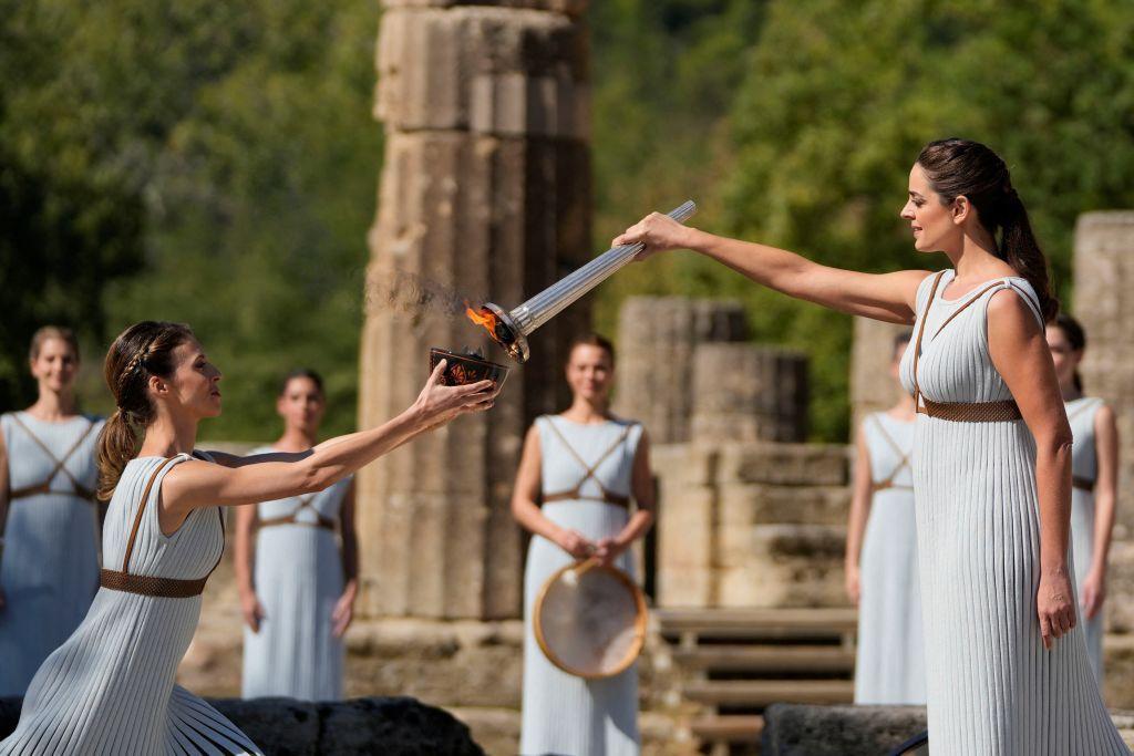 La ceremonia del encendido de la antorcha olímpica en las ruinas de Olimpia.