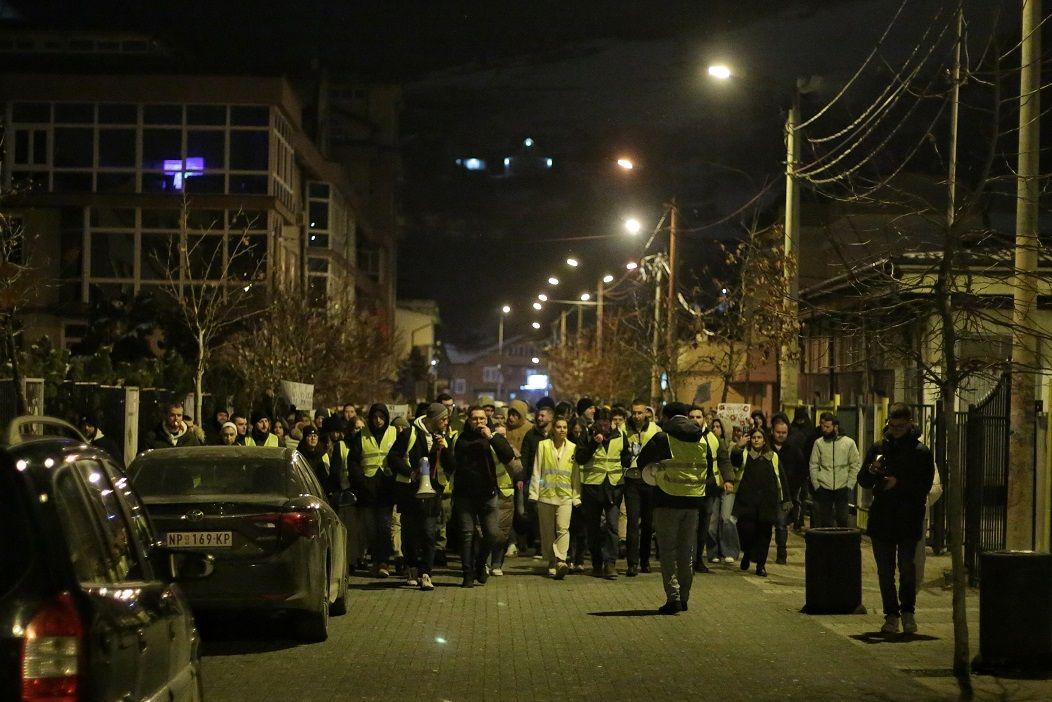 Novopazarski studenti hodaju gradskim ulicama u znak protesta zbog nasrtaja kolima na jednog njihovog kolegu u utorak