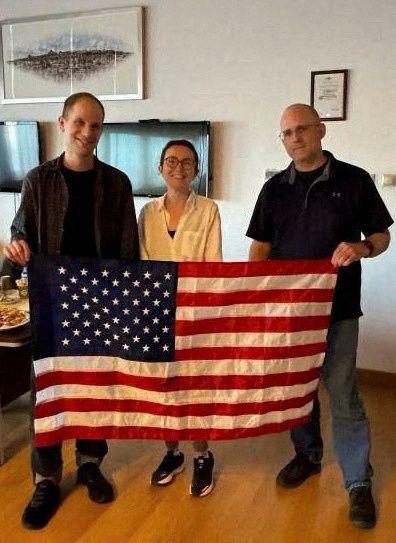 Los tres prisioneros estadounidenses tras su liberación: Evan Gershkovich, Alsu Kurmasheva y Paul Whelan.