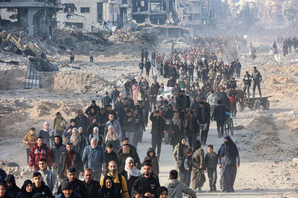 Habitantes de la Franja de Gaza en un camino de tierra