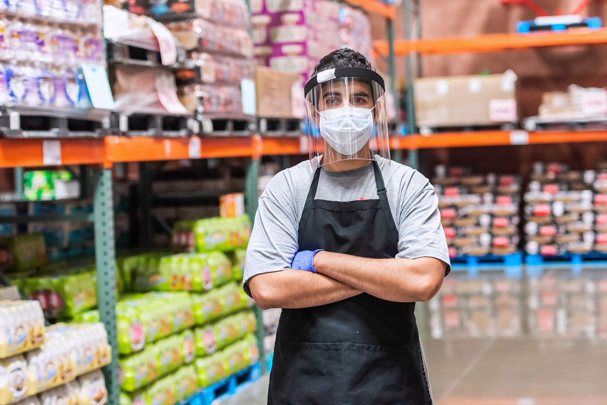 Migrante trabajando en supermercado