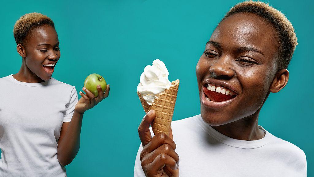 La misma chica con una manzana y con un helado