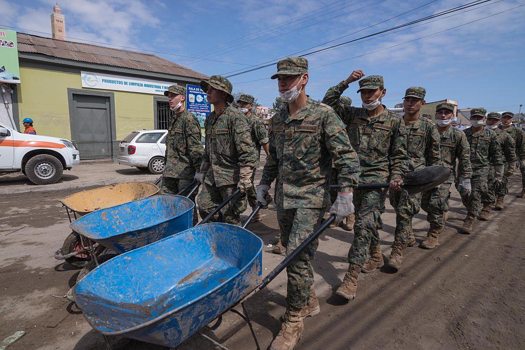 2015'te yaşanan 8.3 büyüklüğündeki depremden sonraki çalışmalara katılan askerler 