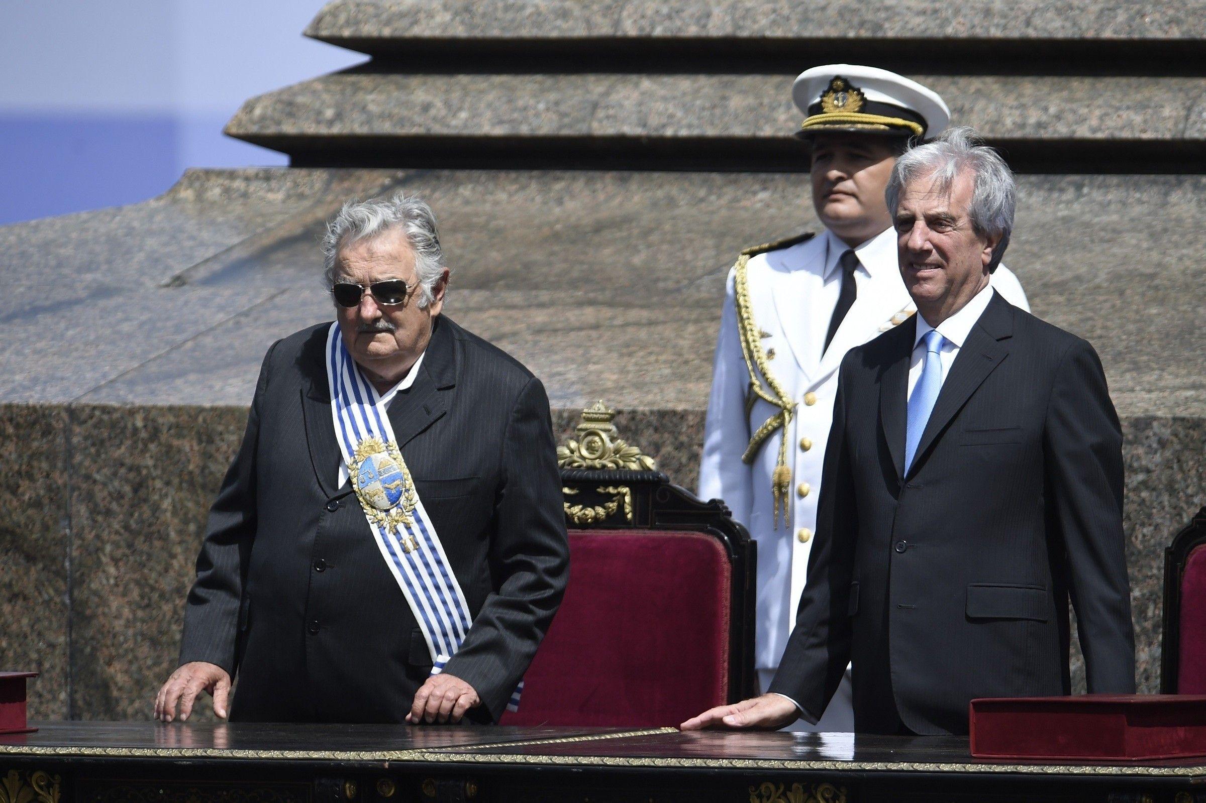 José Mujica con la banda presidencial junto a Tabaré Vázquez