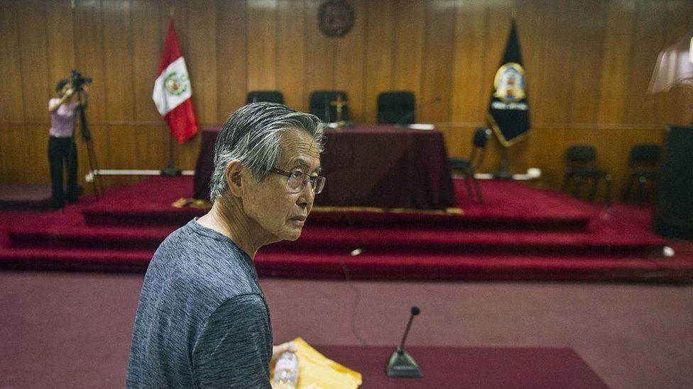 Fujimori olhando para o lado, com olhar preocupado, em tribunal