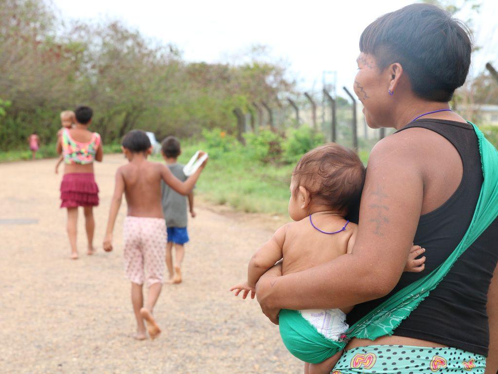 Mulher indígena com bebê em frente ao Hospital de Campanha Yanomami montado na Casa de Saúde Indígena - Casai