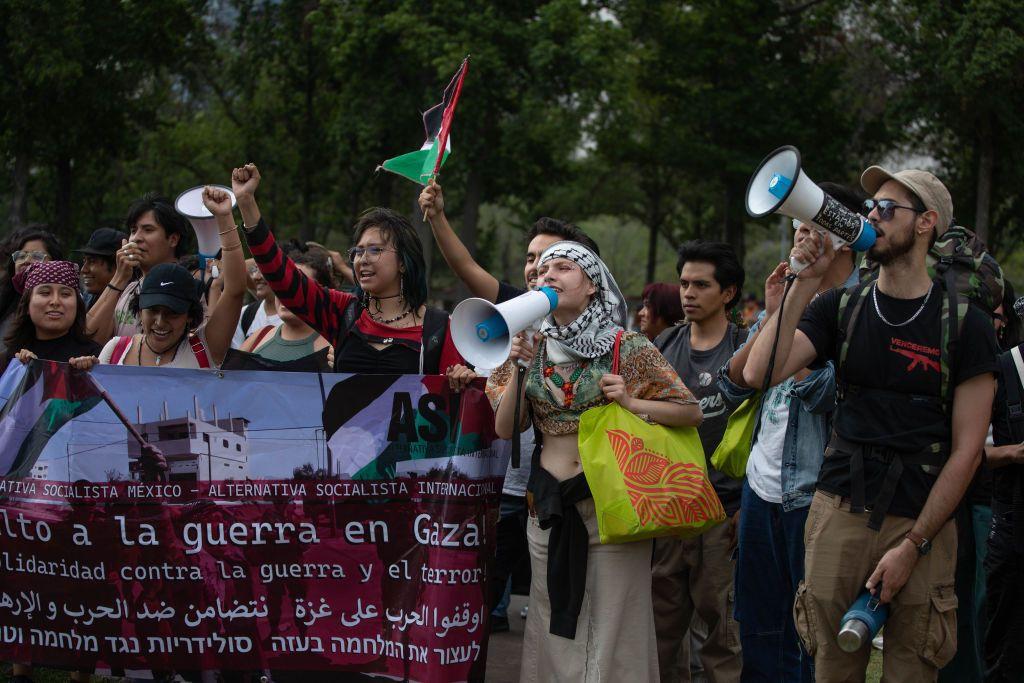 طلاب يشاركون في احتجاج مؤيد للفلسطينيين في الجامعة الوطنية المستقلة في المكسيك (UNAM) في مكسيكو سيتي، في 02 مايو/أيار 2024. 