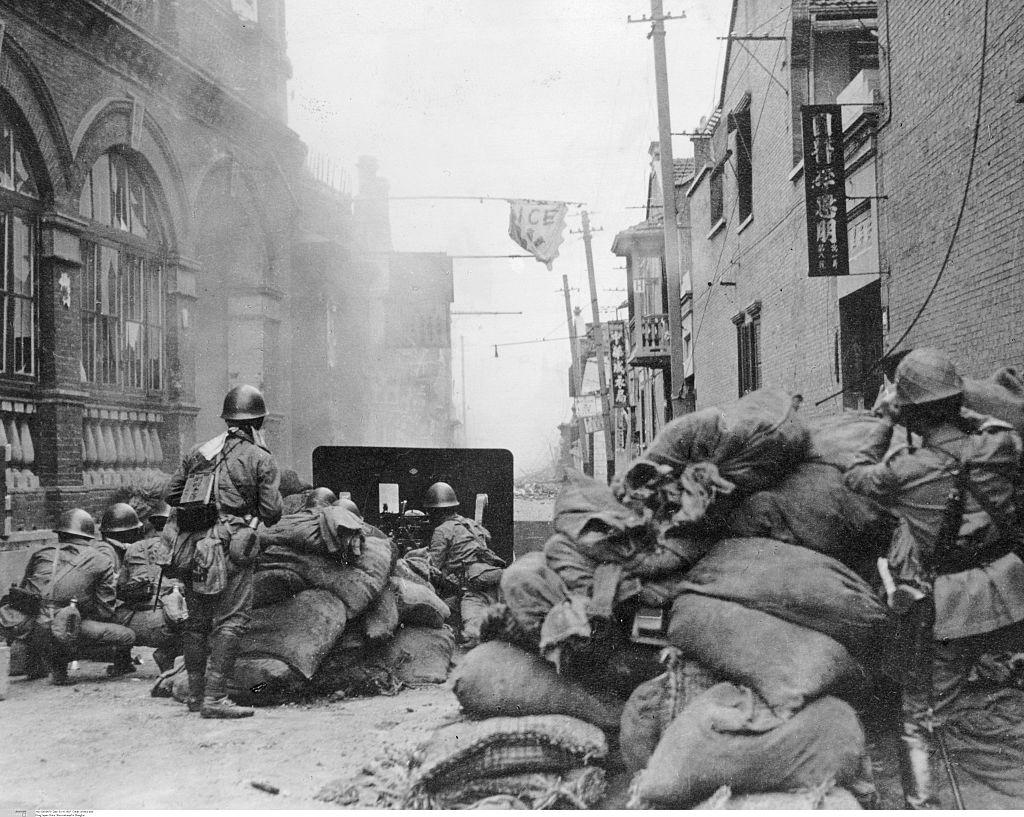 Tropas japonesas atacam ruas de Zhabei, área operária de Xangai, em 1937
