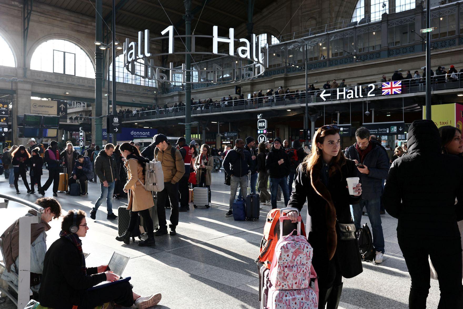 Passageiros aguardam na Gare du Nord em Paris